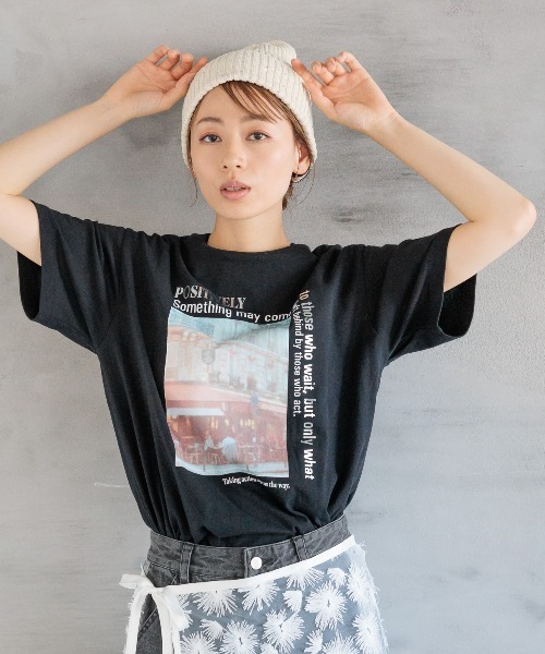 LAKOLE（ラコレ）の「タウンフォトTEE / 127795（Tシャツ/カットソー・レディース・ブラック/ホワイト系/ホワイト系1/ブルー・SMALL/MEDIUM）」の4枚目の写真
