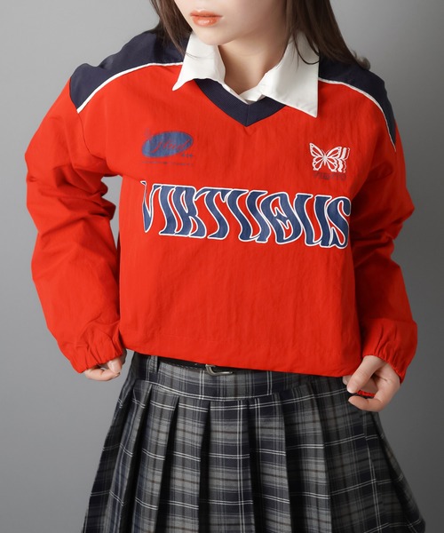 SPINNS（スピンズ）の「VIRTOUSロゴ ショート丈ナイロンプルオーバー（スウェット・レディース・アイボリー/ブラック/ピンク/ネイビー/レッド・ONESIZE）」の5枚目の写真