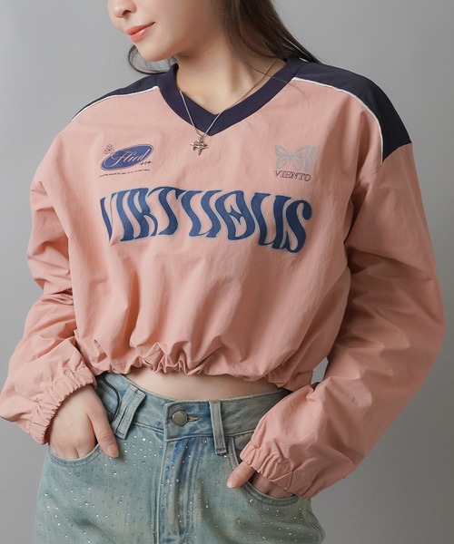 SPINNS（スピンズ）の「VIRTOUSロゴ ショート丈ナイロンプルオーバー（スウェット・レディース・アイボリー/ブラック/ピンク/ネイビー/レッド・ONESIZE）」の4枚目の写真