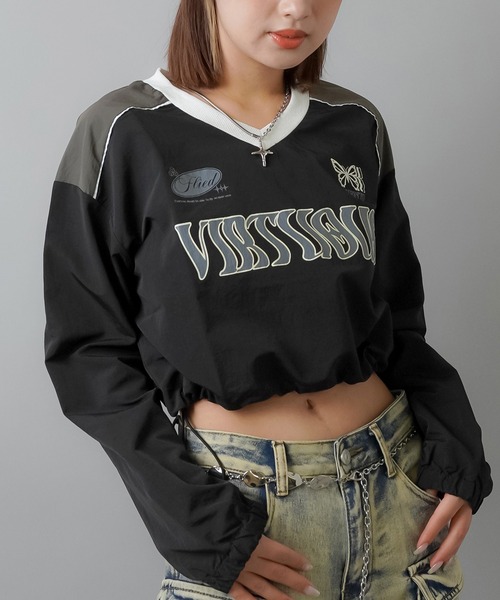 SPINNS（スピンズ）の「VIRTOUSロゴ ショート丈ナイロンプルオーバー（スウェット・レディース・アイボリー/ブラック/ピンク/ネイビー/レッド・ONESIZE）」の3枚目の写真