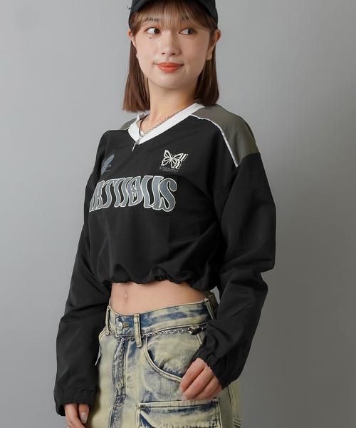 SPINNS（スピンズ）の「VIRTOUSロゴ ショート丈ナイロンプルオーバー（スウェット・レディース・アイボリー/ブラック/ピンク/ネイビー/レッド・ONESIZE）」の9枚目の写真