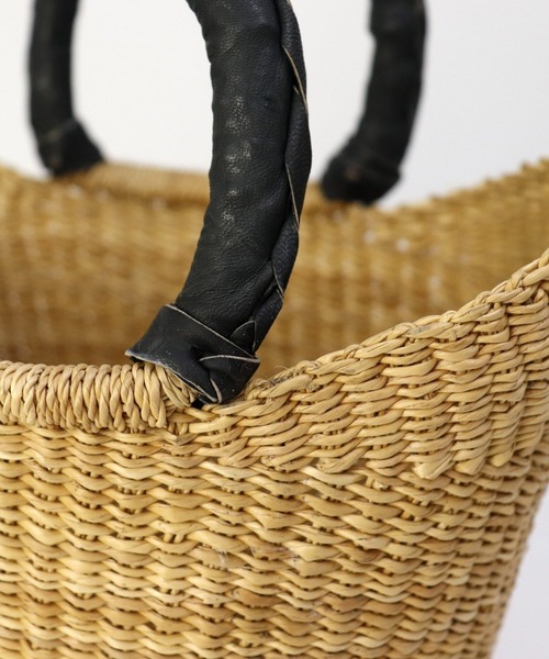 UNBILLION(アンビリオン)の「アフリカンスクエアー AFRICANSQUARE / ボルガ丸底ニケフォルムバスケット S(かごバッグ・レディース・ベージュ・FREE)」の3枚目の写真