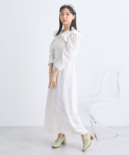 earth music&ecology（アースミュージックアンドエコロジー）の「ラッフルショルダーフラワーワンピース（ワンピース・レディース・ブラック/サックスブルー/アイボリー・FREE）」の2枚目の写真