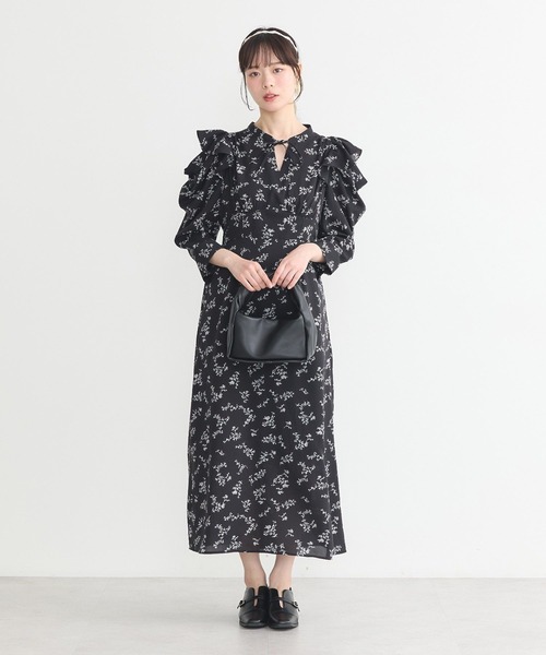 earth music&ecology（アースミュージックアンドエコロジー）の「ラッフルショルダーフラワーワンピース（ワンピース・レディース・ブラック/サックスブルー/アイボリー・FREE）」の3枚目の写真