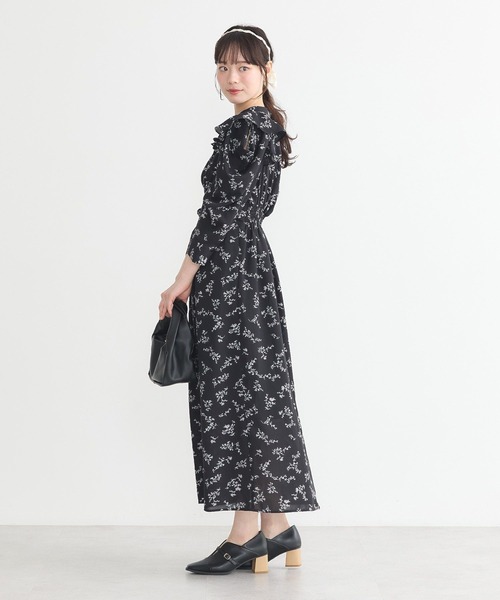 earth music&ecology（アースミュージックアンドエコロジー）の「ラッフルショルダーフラワーワンピース（ワンピース・レディース・ブラック/サックスブルー/アイボリー・FREE）」の7枚目の写真
