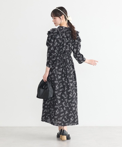 earth music&ecology（アースミュージックアンドエコロジー）の「ラッフルショルダーフラワーワンピース（ワンピース・レディース・ブラック/サックスブルー/アイボリー・FREE）」の8枚目の写真