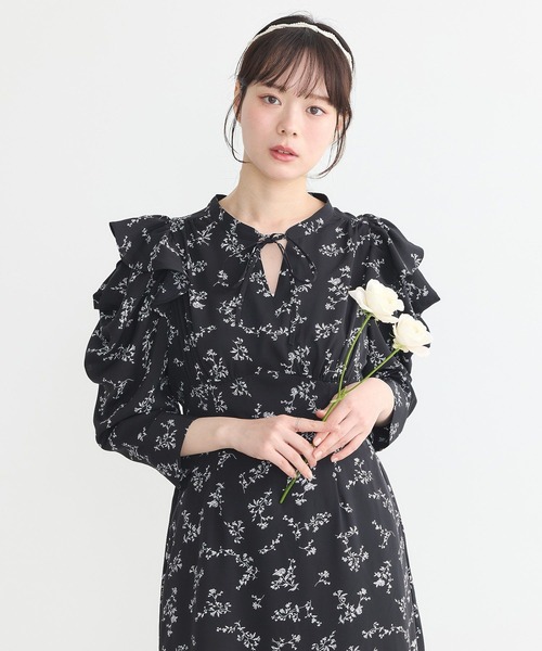 earth music&ecology（アースミュージックアンドエコロジー）の「ラッフルショルダーフラワーワンピース（ワンピース・レディース・ブラック/サックスブルー/アイボリー・FREE）」の4枚目の写真