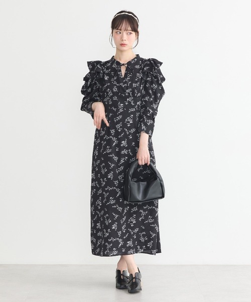 earth music&ecology（アースミュージックアンドエコロジー）の「ラッフルショルダーフラワーワンピース（ワンピース・レディース・ブラック/サックスブルー/アイボリー・FREE）」の6枚目の写真