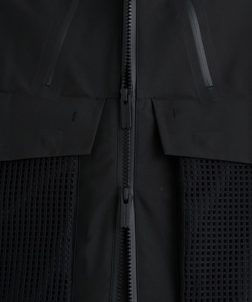 WHITE MOUNTAINEERING(ホワイトマウンテニアリング)の「【White Mountaineering / ホワイトマウンテニアリング】GORE-TEX LUGGAGE JACKET(マウンテンパーカー・メンズ・ブラック・0/1/2)」の21枚目の写真