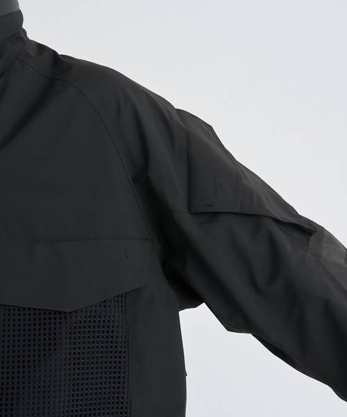 WHITE MOUNTAINEERING(ホワイトマウンテニアリング)の「【White Mountaineering / ホワイトマウンテニアリング】GORE-TEX LUGGAGE JACKET(マウンテンパーカー・メンズ・ブラック・0/1/2)」の10枚目の写真