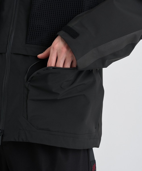 WHITE MOUNTAINEERING(ホワイトマウンテニアリング)の「【White Mountaineering / ホワイトマウンテニアリング】GORE-TEX LUGGAGE JACKET(マウンテンパーカー・メンズ・ブラック・0/1/2)」の17枚目の写真