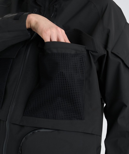 WHITE MOUNTAINEERING(ホワイトマウンテニアリング)の「【White Mountaineering / ホワイトマウンテニアリング】GORE-TEX LUGGAGE JACKET(マウンテンパーカー・メンズ・ブラック・0/1/2)」の18枚目の写真