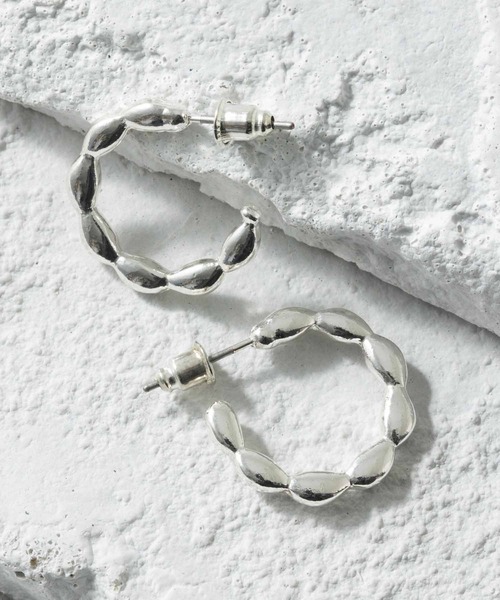 big metal london(ビッグメタルロンドン)の「【金属アレルギー対応】フープピアス LAYLA DOTTED HOOP(ピアス(両耳用)・レディース・ゴールド/シルバー・FREE)」の1枚目の写真