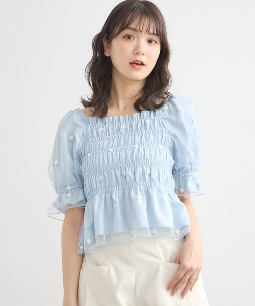 earth music&ecology（アースミュージックアンドエコロジー）の「フラワー刺繍シャーリングプルオーバー（シャツ/ブラウス・レディース・アイボリー/サックスブルー/ライトグレー・FREE）」の3枚目の写真