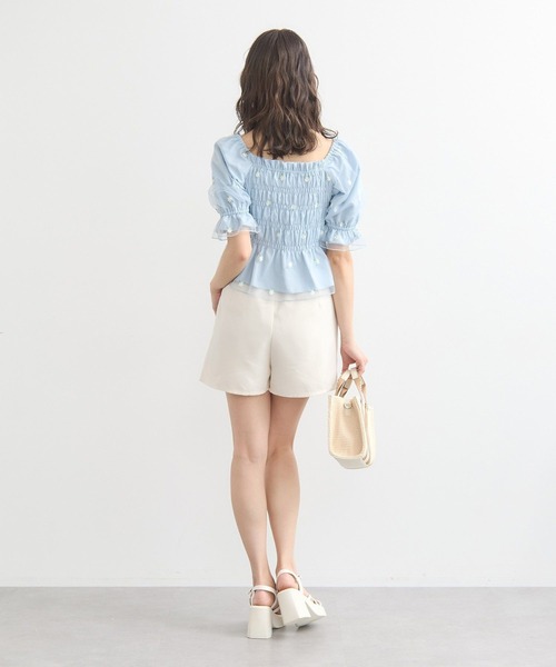 earth music&ecology（アースミュージックアンドエコロジー）の「フラワー刺繍シャーリングプルオーバー（シャツ/ブラウス・レディース・アイボリー/サックスブルー/ライトグレー・FREE）」の4枚目の写真