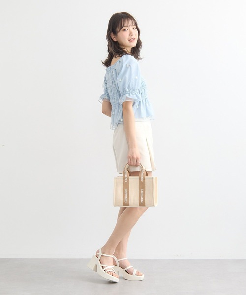 earth music&ecology（アースミュージックアンドエコロジー）の「フラワー刺繍シャーリングプルオーバー（シャツ/ブラウス・レディース・アイボリー/サックスブルー/ライトグレー・FREE）」の5枚目の写真