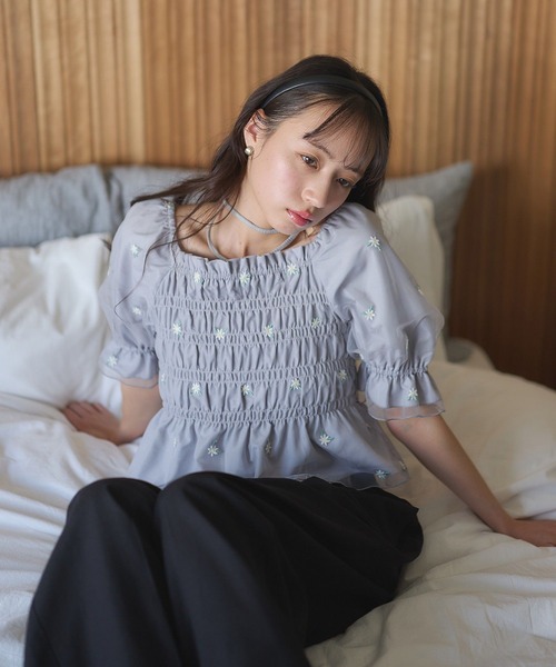 niko and（ニコアンド）の「フラワー刺繍シャーリング