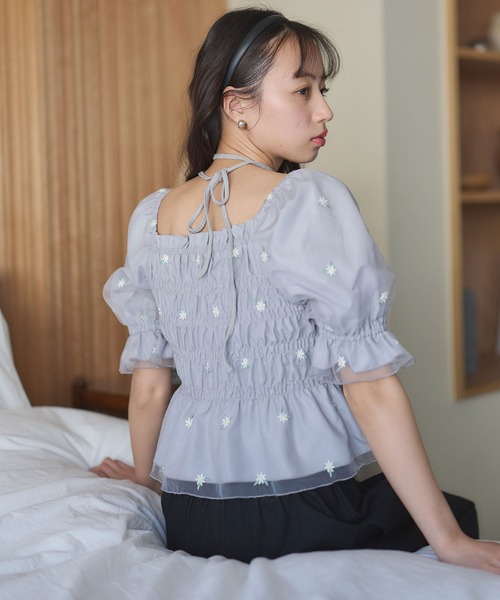 earth music&ecology（アースミュージックアンドエコロジー）の「フラワー刺繍シャーリングプルオーバー（シャツ/ブラウス・レディース・アイボリー/サックスブルー/ライトグレー・FREE）」の20枚目の写真