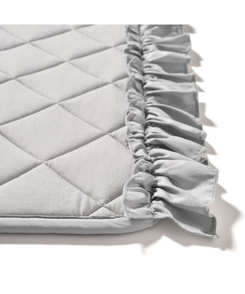 Francfranc（フランフラン）の「【オンライン限定】ひんやり冷感キルトラグ フリル  L 1850*1850（ラグ/マット・レディース・ライトグレー・FREE）」の4枚目の写真