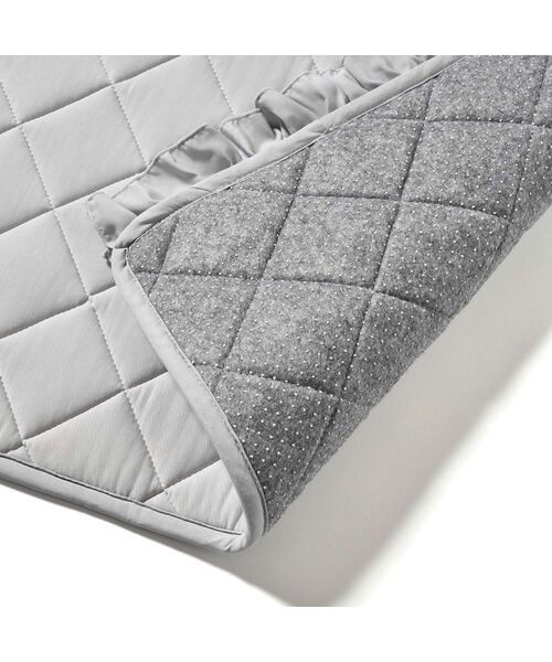 Francfranc（フランフラン）の「【オンライン限定】ひんやり冷感キルトラグ フリル  L 1850*1850（ラグ/マット・レディース・ライトグレー・FREE）」の3枚目の写真