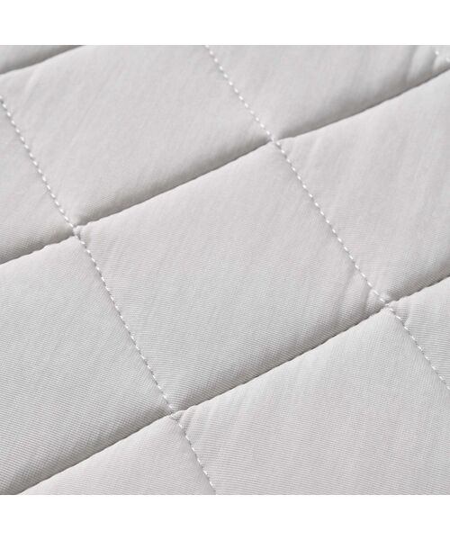 Francfranc（フランフラン）の「【オンライン限定】ひんやり冷感キルトラグ フリル  L 1850*1850（ラグ/マット・レディース・ライトグレー・FREE）」の2枚目の写真