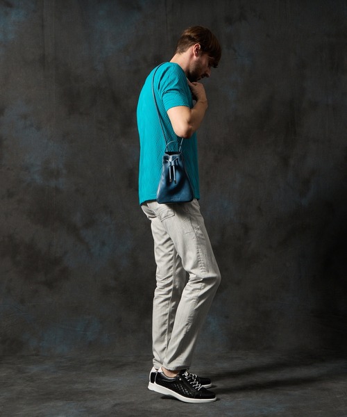 HIDEAWAYS NICOLE(ハイダウェイニコル)の「ティアドロップ2WAYミニショルダーバッグ(ショルダーバッグ・メンズ・ライトベージュ/ブラック/ブルー・FREE)」の4枚目の写真