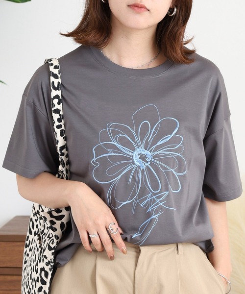 BRODIAEA(ブローディア)の「BRODIAEA フラワー刺繍×プリント半袖Tシャツ(Tシャツ/カットソー・レディース・ブラック/オフホワイト/グレー/レンガ・40)」の2枚目の写真
