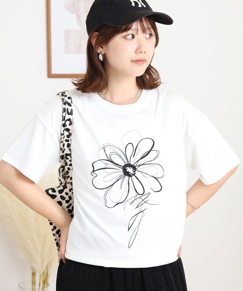 BRODIAEA(ブローディア)の「BRODIAEA フラワー刺繍×プリント半袖Tシャツ(Tシャツ/カットソー・レディース・ブラック/オフホワイト/グレー/レンガ・40)」の1枚目の写真