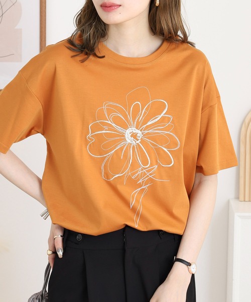 BRODIAEA(ブローディア)の「BRODIAEA フラワー刺繍×プリント半袖Tシャツ(Tシャツ/カットソー・レディース・ブラック/オフホワイト/グレー/レンガ・40)」の4枚目の写真