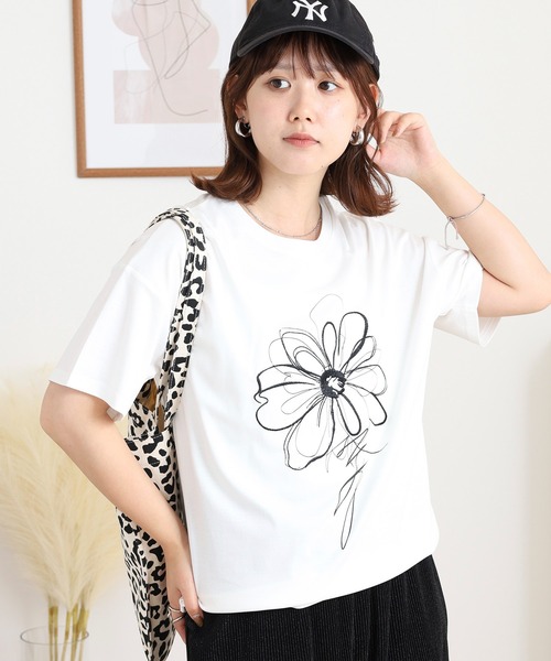 BRODIAEA(ブローディア)の「BRODIAEA フラワー刺繍×プリント半袖Tシャツ(Tシャツ/カットソー・レディース・ブラック/オフホワイト/グレー/レンガ・40)」の5枚目の写真