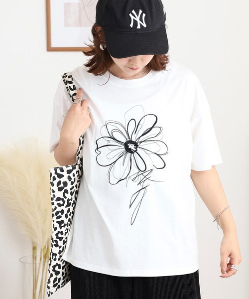 BRODIAEA(ブローディア)の「BRODIAEA フラワー刺繍×プリント半袖Tシャツ(Tシャツ/カットソー・レディース・ブラック/オフホワイト/グレー/レンガ・40)」の6枚目の写真