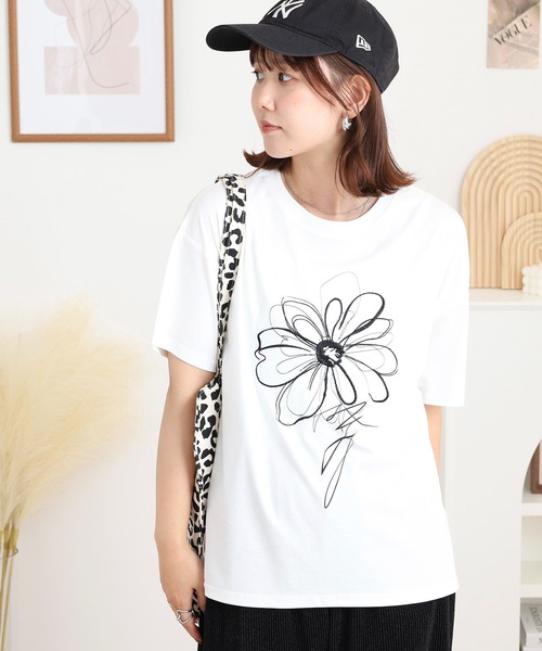 BRODIAEA(ブローディア)の「BRODIAEA フラワー刺繍×プリント半袖Tシャツ(Tシャツ/カットソー・レディース・ブラック/オフホワイト/グレー/レンガ・40)」の7枚目の写真