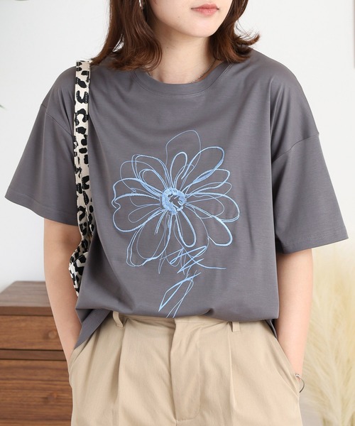 BRODIAEA(ブローディア)の「BRODIAEA フラワー刺繍×プリント半袖Tシャツ(Tシャツ/カットソー・レディース・ブラック/オフホワイト/グレー/レンガ・40)」の13枚目の写真