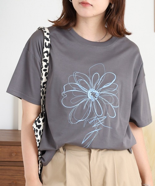 BRODIAEA(ブローディア)の「BRODIAEA フラワー刺繍×プリント半袖Tシャツ(Tシャツ/カットソー・レディース・ブラック/オフホワイト/グレー/レンガ・40)」の14枚目の写真