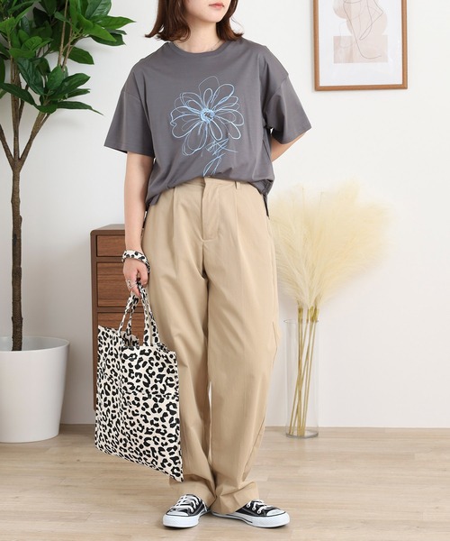 BRODIAEA(ブローディア)の「BRODIAEA フラワー刺繍×プリント半袖Tシャツ(Tシャツ/カットソー・レディース・ブラック/オフホワイト/グレー/レンガ・40)」の16枚目の写真