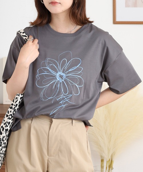BRODIAEA(ブローディア)の「BRODIAEA フラワー刺繍×プリント半袖Tシャツ(Tシャツ/カットソー・レディース・ブラック/オフホワイト/グレー/レンガ・40)」の15枚目の写真