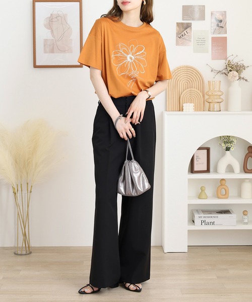 BRODIAEA(ブローディア)の「BRODIAEA フラワー刺繍×プリント半袖Tシャツ(Tシャツ/カットソー・レディース・ブラック/オフホワイト/グレー/レンガ・40)」の20枚目の写真