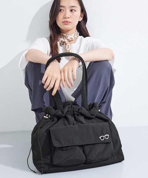 INDIVI（インディヴィ）の「新色登場！【超軽量】フロントポケットバッグ（トートバッグ・レディース・カーキ/ブラック/ダークブラウン・00）」の2枚目の写真