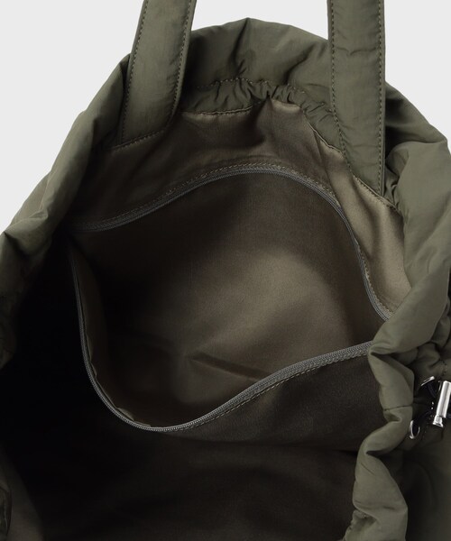 INDIVI（インディヴィ）の「新色登場！【超軽量】フロントポケットバッグ（トートバッグ・レディース・カーキ/ブラック/ダークブラウン・00）」の12枚目の写真
