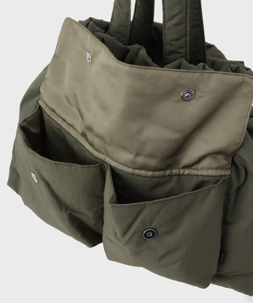 INDIVI（インディヴィ）の「新色登場！【超軽量】フロントポケットバッグ（トートバッグ・レディース・カーキ/ブラック/ダークブラウン・00）」の13枚目の写真