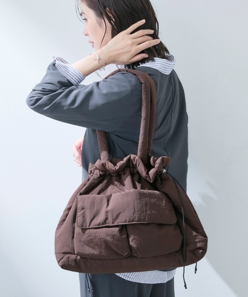 INDIVI（インディヴィ）の「新色登場！【超軽量】フロントポケットバッグ（トートバッグ・レディース・カーキ/ブラック/ダークブラウン・00）」の3枚目の写真