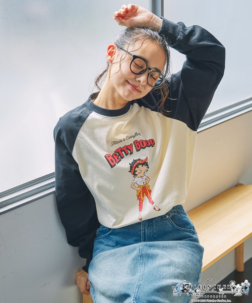 BETTY BOOP（ベティ・ブープ）の「【BettyBoop(TM)】ベティー ブープ(TM) 別注  ヴィンテージプリント オーバーサイズ ラグラン長袖Tシャツ（Tシャツ/カットソー・レディース・ブラック/ネイビー・FREE）」の4枚目の写真