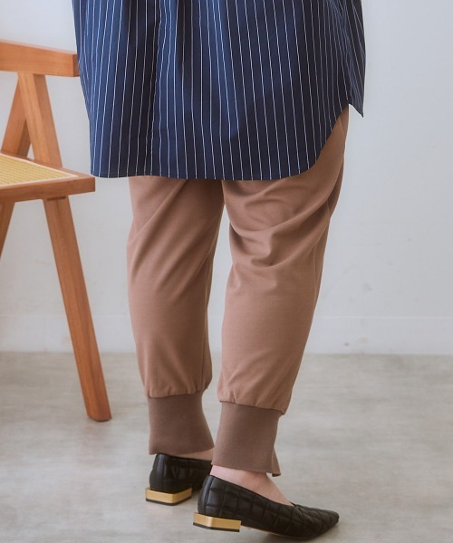 SMILE LAND（スマイルランド）の「＜大きいサイズ＞よく伸びる足首すっきりスリットジョガーパンツ（ゆったりヒップ）（その他パンツ・レディース・ブラック/モカ・5L/LL/4L/3L/L）」の4枚目の写真