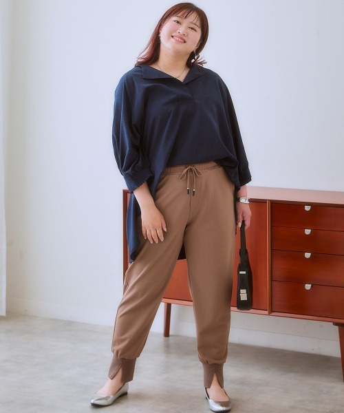 SMILE LAND（スマイルランド）の「＜大きいサイズ＞よく伸びる足首すっきりスリットジョガーパンツ（ゆったりヒップ）（その他パンツ・レディース・ブラック/モカ・5L/LL/4L/3L/L）」の5枚目の写真