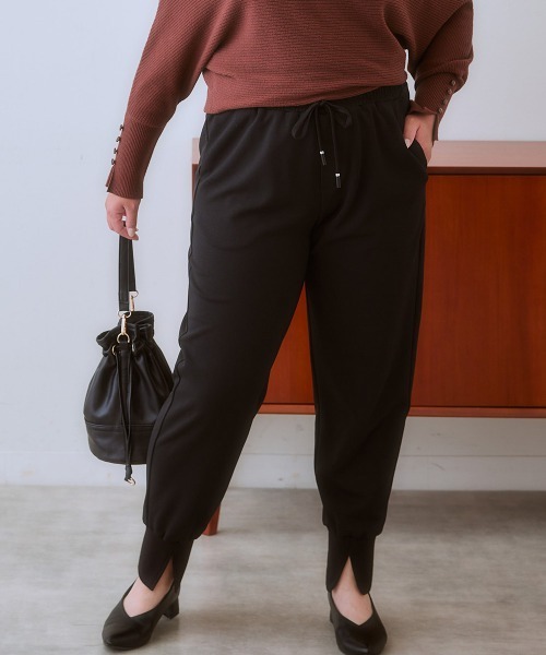 SMILE LAND（スマイルランド）の「＜大きいサイズ＞よく伸びる足首すっきりスリットジョガーパンツ（ゆったりヒップ）（その他パンツ・レディース・ブラック/モカ・5L/LL/4L/3L/L）」の9枚目の写真