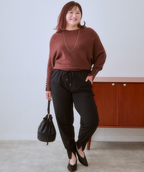 SMILE LAND（スマイルランド）の「＜大きいサイズ＞よく伸びる足首すっきりスリットジョガーパンツ（ゆったりヒップ）（その他パンツ・レディース・ブラック/モカ・5L/LL/4L/3L/L）」の10枚目の写真