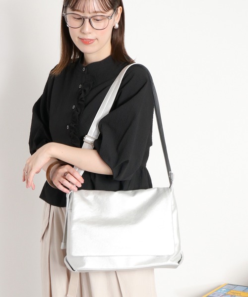 Legato Largo(レガートラルゴ)の「【Legato Largo】洗えるかばん ユニプレーンフェイクレザーショルダーバッグ 〈ユニセックス〉(ショルダーバッグ・レディース・ブラック/ダークブラウン/アイボリー/シルバー・FREE)」の4枚目の写真