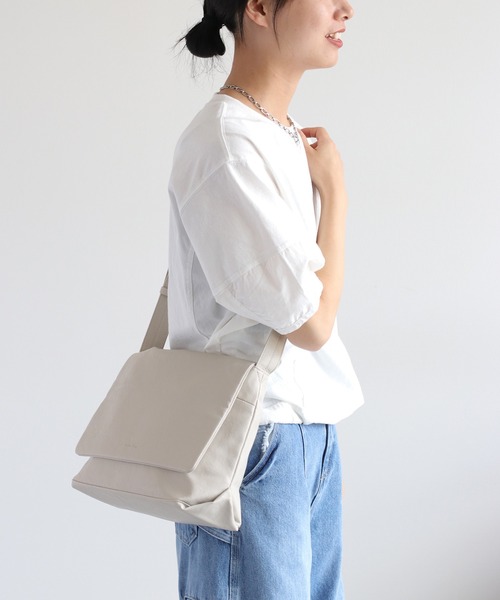 Legato Largo（レガートラルゴ）の「【Legato Largo】洗えるかばん ユニプレーンフェイクレザーショルダーバッグ 〈ユニセックス〉（ショルダーバッグ・レディース・ブラック/ダークブラウン/アイボリー・FREE）」の2枚目の写真