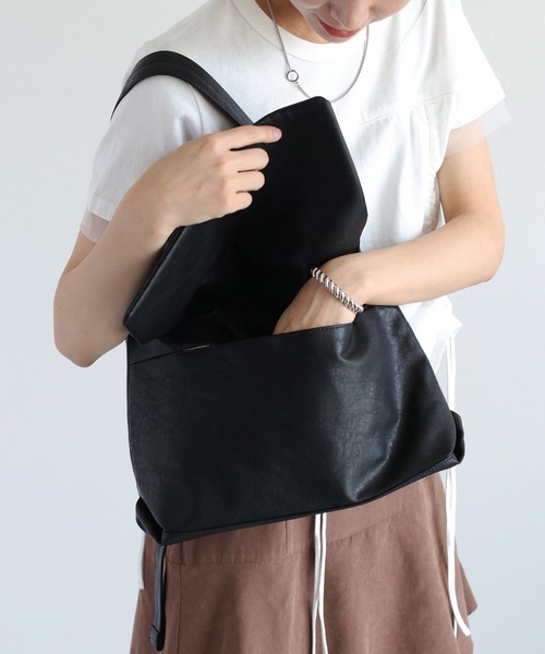 Legato Largo（レガートラルゴ）の「【Legato Largo】洗えるかばん ユニプレーンフェイクレザーショルダーバッグ 〈ユニセックス〉（ショルダーバッグ・レディース・ブラック/ダークブラウン/アイボリー・FREE）」の5枚目の写真