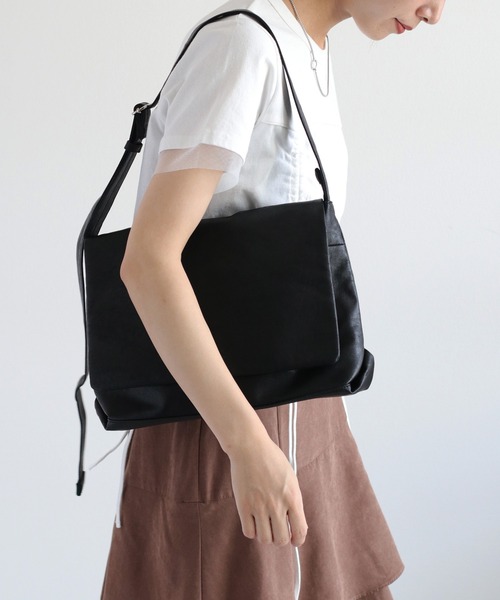 Legato Largo（レガートラルゴ）の「【Legato Largo】洗えるかばん ユニプレーンフェイクレザーショルダーバッグ 〈ユニセックス〉（ショルダーバッグ・レディース・ブラック/ダークブラウン/アイボリー・FREE）」の4枚目の写真